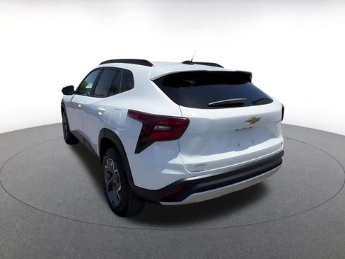 Used 2025 Chevrolet Trax LT w/ LT Convenience Package FWD image 12