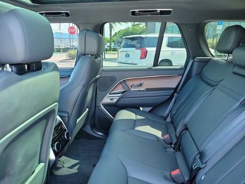 Certified 2025 Land Rover Range Rover SE AWD/4WD image 16