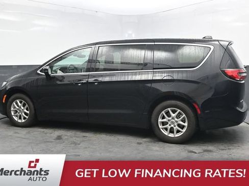 Used 2025 Chrysler Pacifica Select FWD image 4