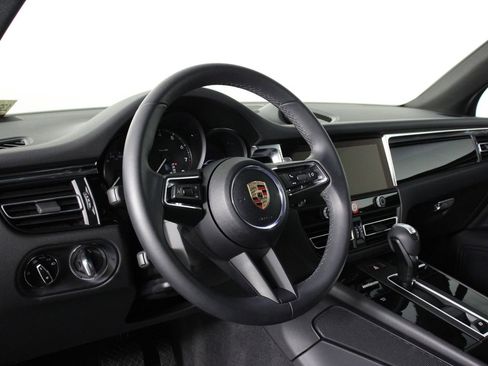 Certified 2025 Porsche Macan image 4