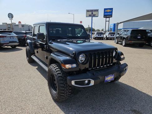Used 2022 Jeep Gladiator Sport AWD/4WD image 2