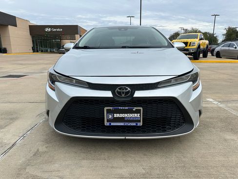 Used 2022 Toyota Corolla LE image 2