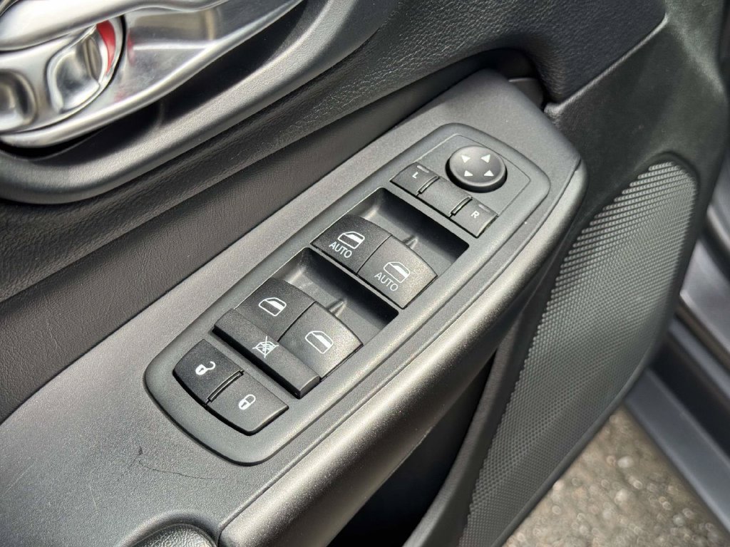 Used 2020 Jeep Cherokee Trailhawk AWD/4WD image 22