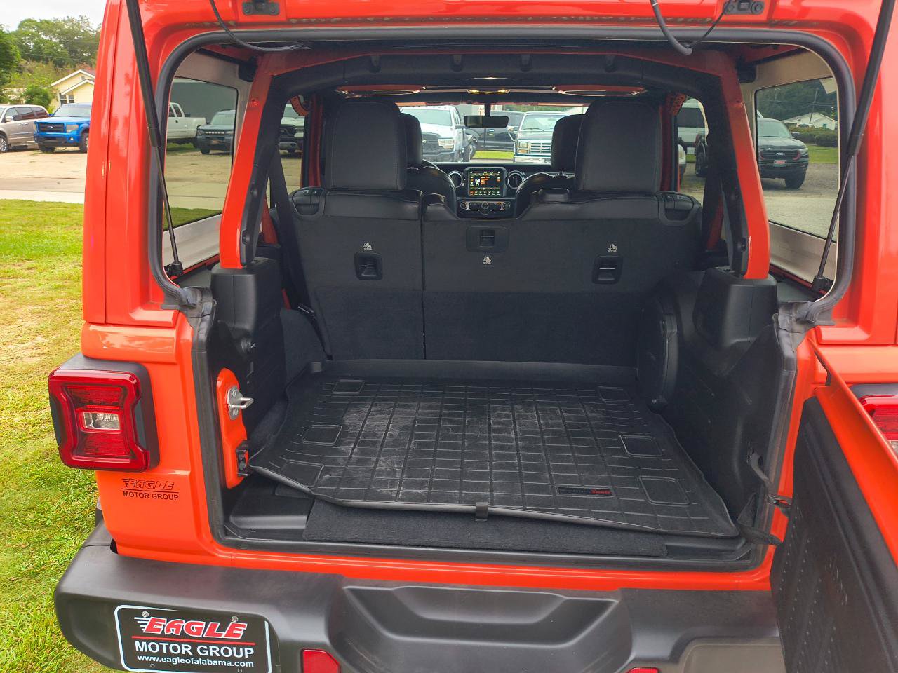 Used 2023 Jeep Wrangler Unlimited Sahara AWD/4WD image 11