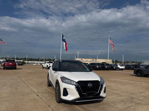 Certified 2024 Nissan Kicks SV FWD image 3