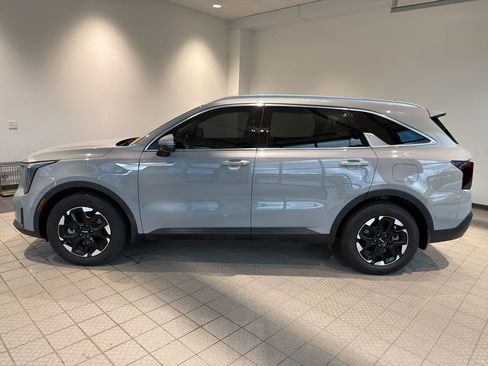 Used 2025 Kia Sorento S w/ Panoramic Sunroof Package FWD image 2