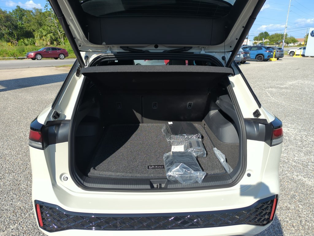 New 2026 Volkswagen Tiguan SE R-Line FWD image 31