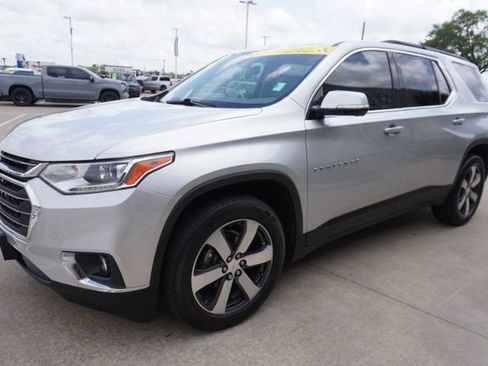 Used 2020 Chevrolet Traverse LT w/ LT Premium Package image 3