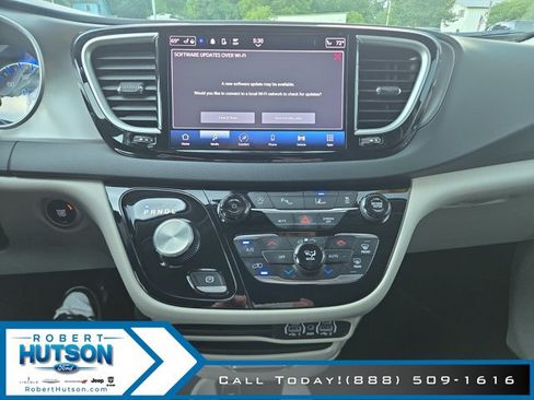 Used 2023 Chrysler Pacifica Touring-L FWD image 15