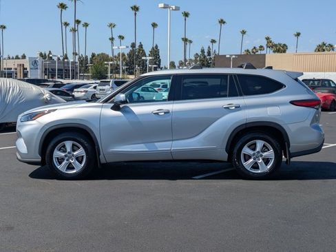 Used 2022 Toyota Highlander LE FWD image 9