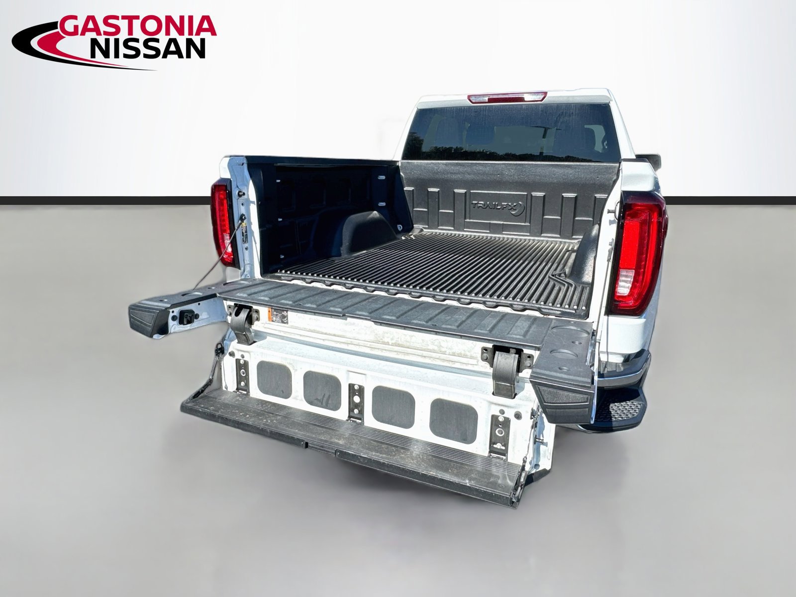 Used 2025 GMC Sierra 1500 SLT AWD/4WD image 35