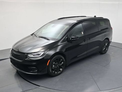 Used 2025 Chrysler Pacifica Limited FWD image 32