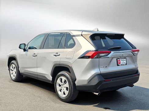 Used 2022 Toyota RAV4 LE AWD/4WD image 3