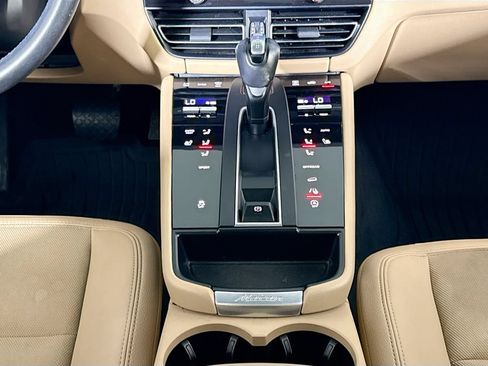 Certified 2023 Porsche Macan AWD/4WD image 16