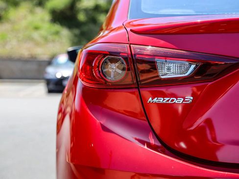 Used 2016 MAZDA MAZDA3 i Touring w/ Popular Equipment Package FWD image 7