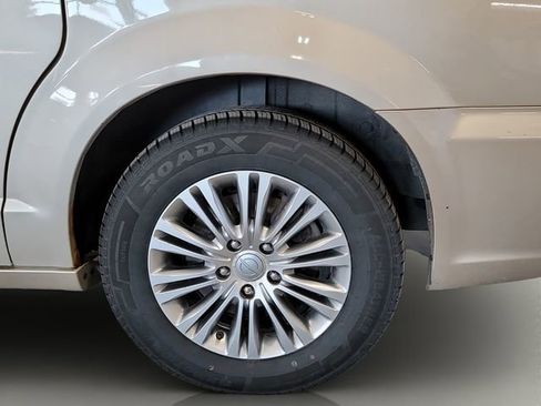 Used 2013 Chrysler Town & Country Touring-L w/ Driver Convenience Group image 23