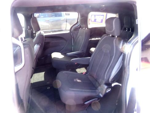 Used 2023 Chrysler Pacifica Touring FWD image 36