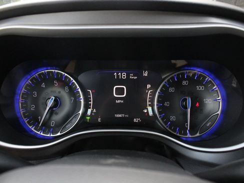 Used 2022 Chrysler Pacifica Touring-L w/ Uconnect Theater Family Group FWD image 10
