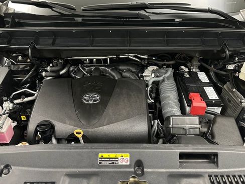 Used 2020 Toyota Highlander XLE AWD/4WD image 11
