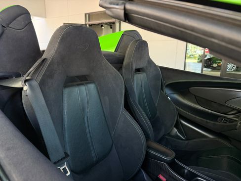 Used 2018 McLaren 570S Spider image 33