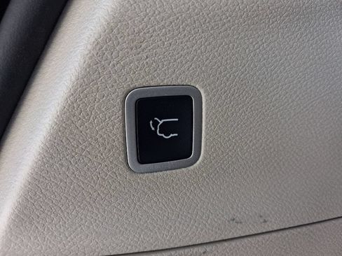 Used 2023 Chrysler Pacifica Touring-L FWD image 9