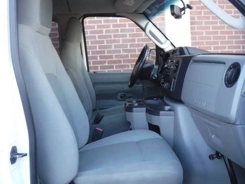 Used 2009 Ford E-350 and Econoline 350 XLT image 6
