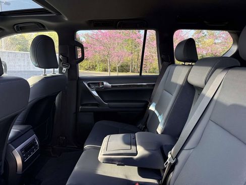 Used 2023 Lexus GX 460 Premium w/ Premium Package image 16