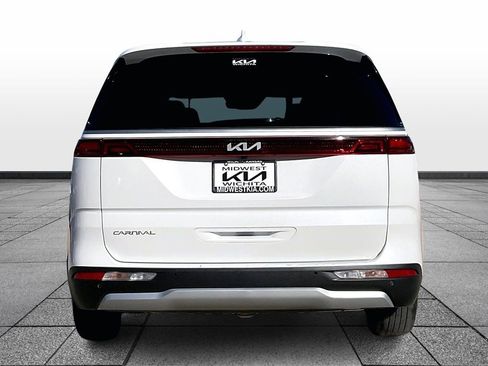 Certified 2024 Kia Carnival LX image 4