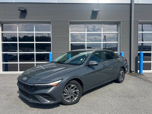 Used 2024 Hyundai Elantra SEL FWD image 1