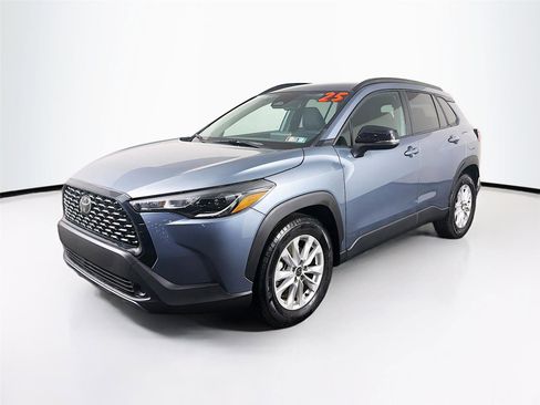 Used 2025 Toyota Corolla Cross LE image 3