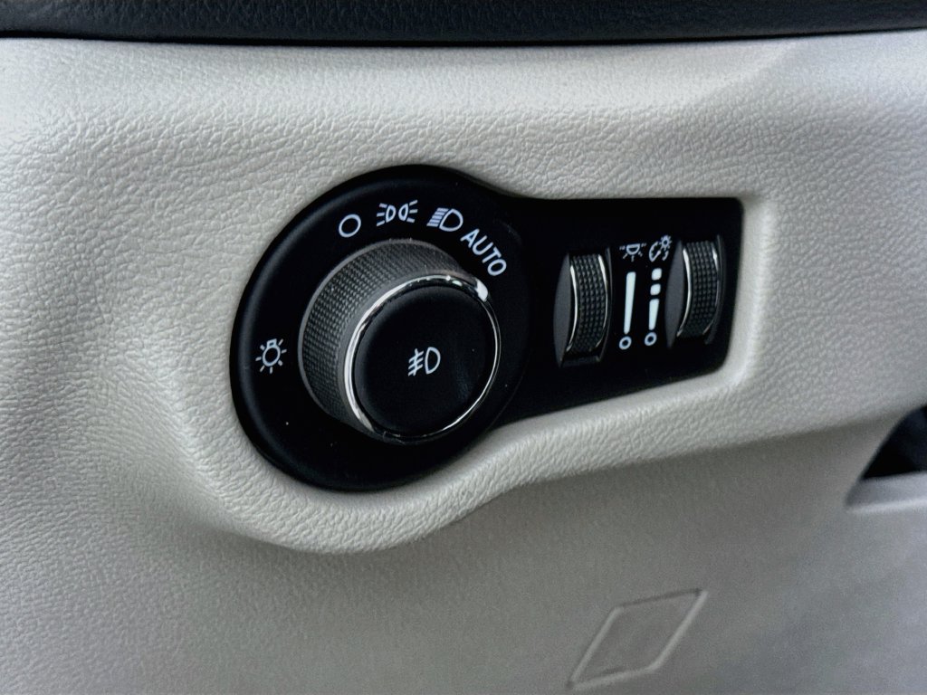 Used 2021 Chrysler Pacifica Touring-L FWD image 9