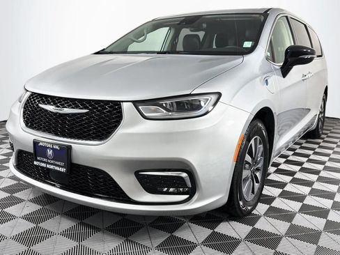 Used 2024 Chrysler Pacifica Limited FWD image 2