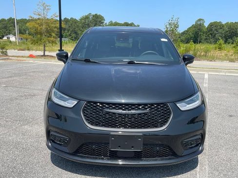 Used 2022 Chrysler Pacifica Limited w/ Uconnect Theater Family Group FWD image 13