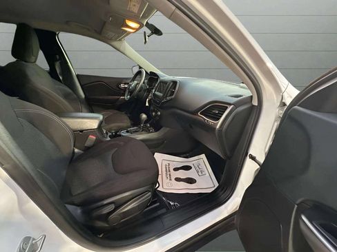 Used 2019 Jeep Cherokee Latitude w/ Popular Appearance Group image 13