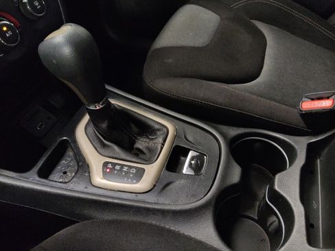 Used 2016 Jeep Cherokee Sport image 26