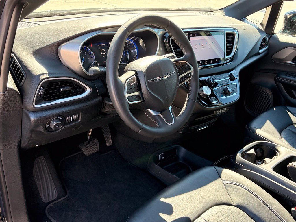 Certified 2025 Chrysler Pacifica Select FWD image 12