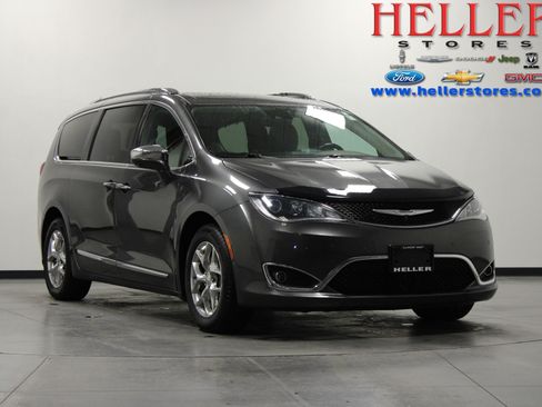 Used 2017 Chrysler Pacifica Limited FWD image 1