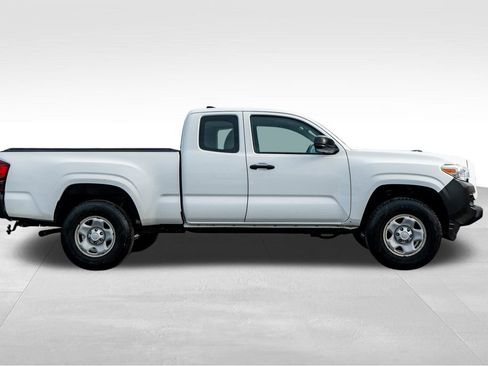 Used 2018 Toyota Tacoma SR image 8