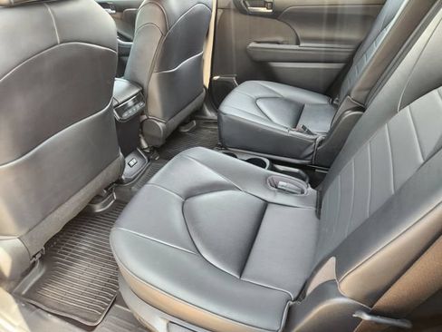 Used 2023 Toyota Highlander XLE FWD image 20