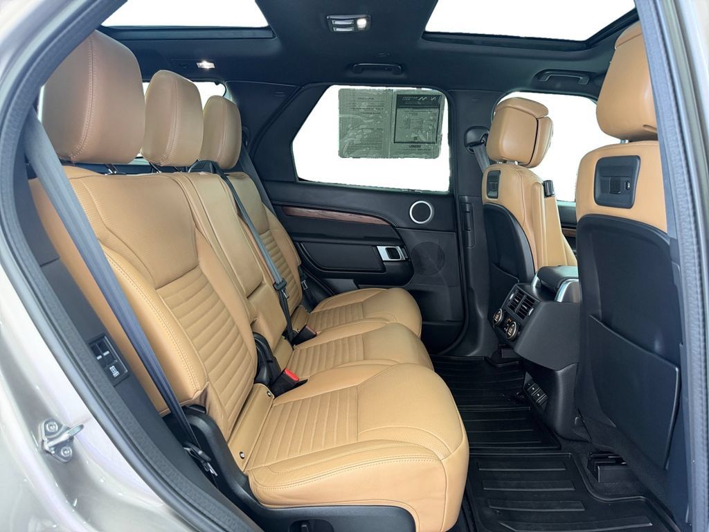 Used 2023 Land Rover Discovery HSE R-Dynamic AWD/4WD image 18
