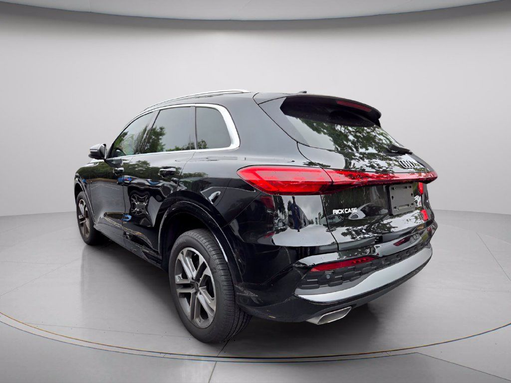 Used 2025 Audi Q5 Premium w/ Convenience Package AWD/4WD image 4