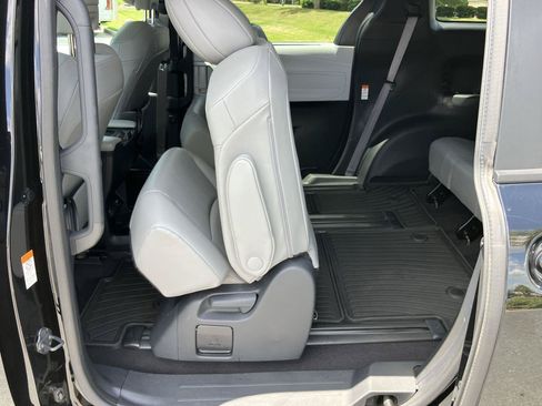 Used 2025 Toyota Sienna XLE w/ XLE Plus Package FWD image 26