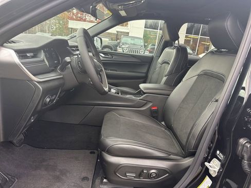 New 2025 Jeep Grand Cherokee Altitude image 9