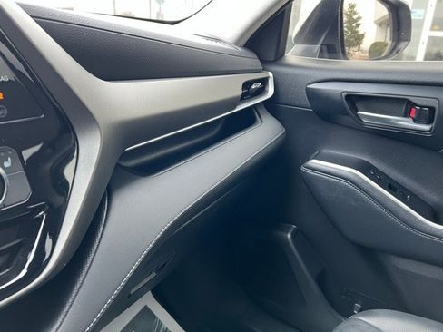 Used 2021 Toyota Highlander XLE image 19