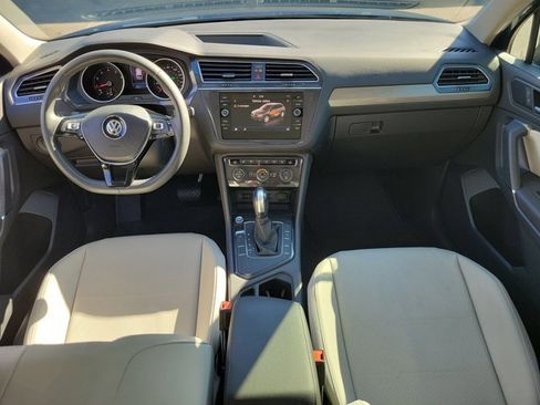 Certified 2020 Volkswagen Tiguan SE image 2