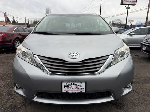Used 2013 Toyota Sienna XLE image 4