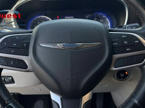 Used 2018 Chrysler Pacifica Touring-L Plus FWD image 35