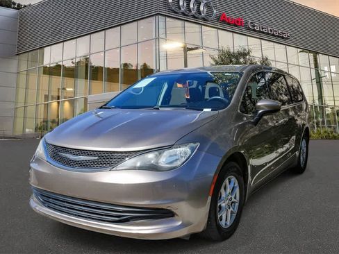 Used 2017 Chrysler Pacifica Touring image 1