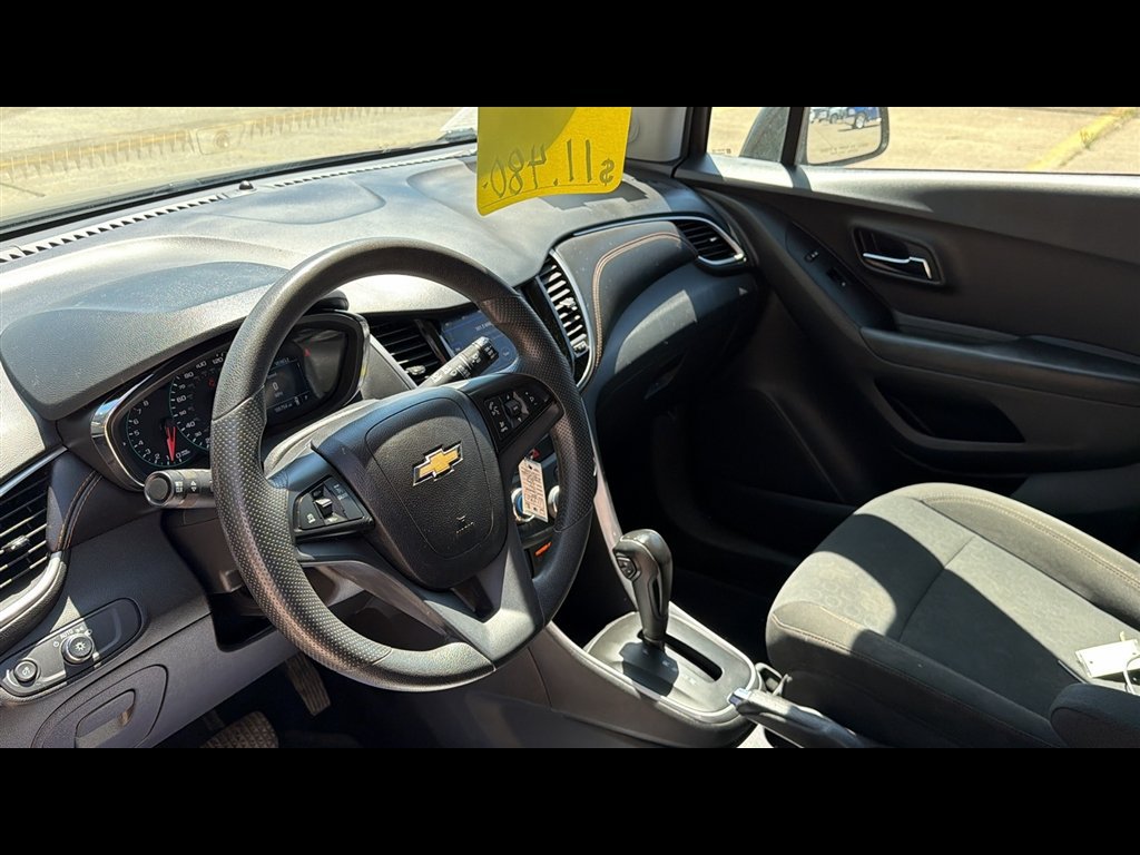 Used 2022 Chevrolet Trax LS w/ Tint and Cruise Package FWD image 9