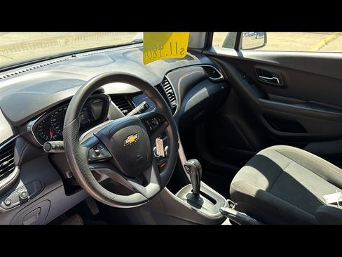Used 2022 Chevrolet Trax LS w/ Tint and Cruise Package FWD image 9